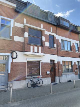 <p><span>Ruime te renoveren stadswoning met zonnige tuin op toplocatie in Sint-Truiden</span></p><p><span> </span></p><p><span>Op zoek naar een woning met potentieel op een uitstekende locatie? Deze charmante en ruime stadswoning met zuidgerichte tuin bevindt zich aan de stadsrand van Sint-Truiden, op wandelafstand van het station, het bruisende centrum en alle dagelijkse voorzieningen — én toch in een rustige straat.</span></p><p><span>De woning biedt een mooie structuur en ruimte voor wie op zoek is naar een renovatieproject met karakter. Dankzij de aangename stadstuin en de centrale ligging is dit pand ideaal voor gezinnen, investeerders of doe-het-zelvers die hun eigen woonst willen creëren.</span></p><p><span> </span></p><p><span>Indeling:</span></p><p><span> </span></p><p><span>Gelijkvloers:</span></p><ul><li><span>Ruime inkomhal (9,37 m²)</span></li><li><span>Lichte woonkamer (27,7 m²)</span></li><li><span>Keuken met zicht op de tuin (12,58 m²)</span></li><li><span>Praktische berging (5,08 m²)</span></li><li><span>Groot terras (28 m²)</span></li></ul><p><span> </span></p><p><span>Eerste verdieping:</span></p><ul><li><span>Overloop (4 m²)</span></li><li><span>Badkamer (5,48 m²)</span></li><li><span>Slaapkamer 1 (13,8 m²)</span></li><li><span>Slaapkamer 2 (15,25 m²)</span></li></ul><p><span> </span></p><p><span>Tweede verdieping:</span></p><ul><li><span>Overloop (3,36 m²)</span></li><li><span>Slaapkamer 3 (20,5 m²)</span></li><li><span>Extra zolderruimte (14 m²), perfect in te richten als extra kamer of hobbyruimte</span></li></ul><p><span> </span></p><p><span>Kelderverdieping:</span></p><ul><li><span>Grote kelder (28 m²), ideaal voor opslag of als wijnkelder</span></li></ul><p><span> </span></p><p><span>Troeven:</span></p><ul><li><span>Zonnige zuidgerichte tuin</span></li><li><span>Gelegen in een rustige straat</span></li><li><span>Op wandelafstand van station, winkels, scholen en het centrum</span></li><li><span>Karaktervolle woning met veel potentieel</span></li><li><span>Goede bereikbaarheid</span></li></ul><p><span> </span></p><p><span>Deze woning is de perfecte combinatie van locatie, ruimte en renovatiemogelijkheden. Kom de mogelijkheden zelf ontdekken en maak van deze woning jouw thuis!</span></p><p><span> </span></p>