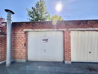 Deze bovengrondse garagebox, gelegen te Deken De Winterstraat 6 in een rustige en veilige straat parallel met de Fruithoflaan, bevindt zich vlakbij belangrijke invalswegen zoals de E19, E34 en de Antwerpse ring.<br /><br />De garagebox is momenteel verhuurd en vormt hierdoor een interessante opportuniteit voor investeerders. De box biedt een veilige en praktische parkeer- of stockageruimte. Inrijhoogte: ca.1,90 m<br /><br />Vraagprijs: € 27.500,00<br /><br />Interesse? Stuur een mail naar immo@sidimex.be<br /> of bel ons op het nummer 03 203 02 02.