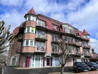 instapklaar gelijkvloersappartementomvattende een inkomhal met apart toilet, ruime en klare living, aparte bureelhoek, ingerichte keuken,...