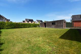 Open bebouwing op 704 m² met op het gelijkvloers inkom, gastentoilet, leefruimte, keuken, berging, slaapkamer 1 (4m10 x 3m20), slaapkamer 2 (4m65 x 3m30), slaapkamer 3 (4m65 x 3m20), badkamer met toilet, stortbad, lavabo en inpandige garage (3m x 5m50). <br />Er is ook een ruime zolder, een tuin en een bijkomende losstaande garage (3m50 x 6m55). <br />De woning beschikt over centrale verwarming en sanitair warm water op aardgas met combi condensatieketel, houten ramen met enkele en dubbele beglazing, rolluiken, 6cm minerale wol dakisolatie in zoldervloer, septische put, regenwaterput en boorput. <br /><br />EPC - label D : 380 kWh / (m² jaar) > géén renovatieplicht<br />Elektrische keuring : niet conform<br />Asbestattestniet-asbestveilig : <br />• 2 asbestmaterialen dringend te verwijderen : slib in de afvoergoot (woning &amp; garage) <br />• 2 asbestmaterialen te verwijderen : dakleien, dak garage in golfplaten<br />• 2 asbestmaterialen zorgvuldig te beheren : onderdak, mastiek rond schrijnwerk<br /><br /><br />Prijs € 279.000<br /><br />Meer info ? 📞 +32 486 20 67 65 📧 katleen@zakenkantoor-roels.be 🌐 www.zakenkantoor-roels.be.