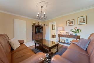 Interesse? Meer informatie op www.SWEVERS.be. - Deze instapklare open bebouwing in het rustige en gegeerde Bolderberg ligt op een ruim perceel met een zuidgerichte tuin. De woning, gebouwd in 1990 en later vernieuwd, biedt een lichtrijke leefruimte, een moderne keuken (2013) en een veranda die binnen en buiten verbindt.<br /><br />Met vijf slaapkamers, een functionele badkamer, 2 garages, kruipkelder en zolder is er veel ruimte en flexibiliteit. Buiten geniet u van een grote tuin met zwembad (incl overkapping), warmtepomp en poolhouse. De ligging is een grote troef: rustig en groen, maar toch centraal met vlotte verbindingen, nabij voorzieningen, fietssnelweg en natuurgebieden.<br /><br />Bel ons vandaag nog voor een persoonlijke rondleiding. Wij van Swevers Real Estate helpen je maar al te graag verder. tel. 011 255 155. Bron bewoonbare oppervlakte: EPC-verslag.