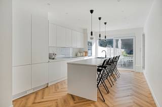 <p>Cette maison entièrement rénovée de 3 chambres à Willebroek séduira les personnes à la recherche d’un logement prêt à habiter, situé au calme tout en restant particulièrement bien connecté. Entièrement mise à nu et rénovée en 2023, elle offre un intérieur contemporain, fonctionnel et lumineux.</p><p>Au rez-de-chaussée, vous découvrirez un espace de vie confortable bénéficiant d’une belle lumière naturelle. La cuisine moderne s’intègre harmonieusement à l’ensemble et offre un cadre agréable pour la vie quotidienne comme pour les moments partagés en famille ou entre amis.</p><p>Le premier étage comprend deux chambres spacieuses, une salle de bains ainsi qu’une buanderie séparée. Cette organisation pratique permet de conserver des espaces de vie agréables tout en disposant de toutes les fonctions nécessaires au quotidien.</p><p>Au deuxième étage se trouve une troisième chambre. Un espace supplémentaire peut encore être aménagé selon vos besoins et devenir un bureau, une chambre complémentaire, un espace de loisirs ou un grenier pratique. La maison offre ainsi une belle flexibilité pour évoluer avec votre situation familiale ou professionnelle.</p><p>À l’extérieur, vous profitez d’un agréable jardin où vous pourrez vous détendre, partager un repas ou simplement profiter des beaux jours. La situation constitue également un véritable atout. Vous vivez dans un environnement calme à Willebroek tout en bénéficiant d’un accès rapide à l’autoroute A12 et aux communes environnantes.</p><p>La première journée de visites aura lieu le 26 septembre. Pour découvrir cette maison rénovée et prête à habiter, planifiez votre visite via notre site internet en cliquant sur le bouton « Prendre rendez-vous ».</p>