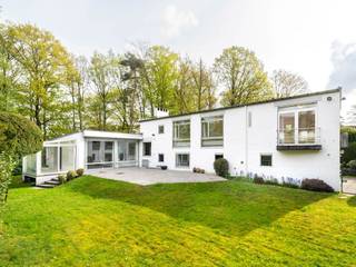 Dans une rue recherchée du prince d'Orange, cette villa datant des années 60 et conçue par l'architecte Jan Van Coppenolle, développe une...