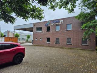 In Dilsen-Stokkem, op het industrieterrein van Rotem, is dit bedrijfspand (bouwjaar 2006) met een oppervlakte van +/-1.660 m² op een perceel van 18a87ca beschikbaar. Aan de voorzijde van het gebouw is parkeerruimte voor een tiental wagens voorzien, met daarnaast bijkomende parkeermogelijkheden aan de zijkant van het pand. <br /><br />Het magazijn heeft een oppervlakte van 800m² (80m x 20m) en beschikt naast een tussenvloer van 560m² ook over een luifel van 100m². Het kantoor is verdeeld over 2 bouwlagen van elk 150m² beschikt naast kantoren ook over sanitair, kleedruimtes met douches, een kitchenette en een EHBO-lokaal.<br /><br />Het gebouw is uitgerust met een personenlift en wordt verwarmd via radiatoren op aardgas, aangevuld met gasgestookte hete luchtblazers in de bedrijfshal. De bedrijfshal beschikt over daglichtstraten, 2 sectionale poorten en de vrije hoogte bedraagt maximaal 6m. Het pand beschikt over een PV-installatie (12,8Kw-piek) met groene-stroomcertificaten die nog lopen tot 2029.<br /><br />De elektrische installatie is conform. Het kantoor heeft EPC-label A. <br /><br />Vg - Gmo - Gvv - Igb/WgLk - Gvkr<br /><br />Voor meer info of een bezichtiging kan u ons contacteren op 011/39.90.50 of info@jansenrealestate.be