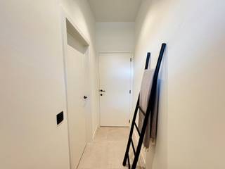 <p>Op een vlot bereikbare locatie, nabij winkels, scholen, openbaar vervoer en invalswegen, bevindt zich deze volledig gerenoveerde woning waar kwaliteit, comfort en energiezuinig wonen centraal staan.</p>

<p><strong>Indeling</strong></p>

<p><strong>Gelijkvloers:</strong> inkomhal met gastentoilet, lichtrijke leefruimte en volledig uitgeruste open keuken.</p>

<p><strong>1e verdieping:</strong> nachthal, 2 ruime slaapkamers, badkamer met dubbele lavabo en inloopdouche, apart toilet.</p>

<p><strong>2e verdieping:</strong> 2 slaapkamers, ideaal als kinderkamer, bureau of hobbyruimte.</p>

<p><strong>Buiten:</strong> omheinde, onderhoudsvriendelijke tuin met zuidwestoriëntatie, terras en garage met uitweg. Garage optioneel aan €30.000.</p>

<p><strong>Troeven:</strong></p>

<ul><li>Volledig gerenoveerd</li><li>160 m² bewoonbaar</li><li>4 slaapkamers</li><li>Warmtepomp, airco en zonnepanelen</li><li>EPC A (E50)</li><li>Garage met codeklavier</li><li>2% registratierechten mogelijk (enige woning)</li></ul>

<p>Plannen en postinterventiedossier beschikbaar.</p>

<p>Instapklaar en energiezuinig wonen? Contacteer ons voor een bezoek</p>