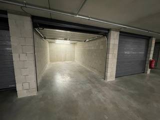 Ruime ondergrondse garagebox met sectionale poort, perfect gelegen in het centrum van Scherpenheuvel.Deze garagebox biedt altijd een gegarandeerde...