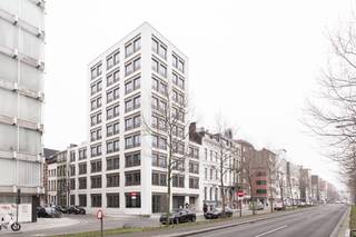 Deze instapklare ruimte van 65m² op de gelijkvloerse is volledig afgewerkt en voorzien van alle comfort. Geniet van airco, vloerverwarming...