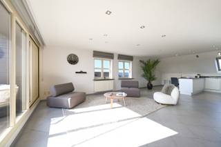 Dit ruime appartement biedt niet alleen optimaal wooncomfort en een uitstekende ligging, maar vormt ook een slimme investering met...