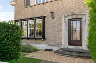 Op een uitstekende locatie in Sint-Katelijne-Waver bevindt zich deze ruime, instapklare woning met drie volwaardige slaapkamers. Gelegen in een rustige straat, met een prachtig zicht op het Kasteel Sint-Michiels, omgeven door het groene wandeldomein, geniet u hier van een idyllische en bijzonder gegeerde woonomgeving. Bovendien bevindt de woning zich vlak bij winkels, scholen, openbaar vervoer en het centrum zich op korte afstand bevinden.<br /><br />Via de inkomhal, voorzien van een vestiaire en een apart gastentoilet, betreden we de woning. De lichtrijke leefruimte biedt voldoende plaats voor een gezellige zithoek en een ruime eetkamer. Aansluitend bevindt zich de volledig ingerichte keuken, die zorgt voor een aangename verbinding met de leefruimte. Op de eerste verdieping geeft de nachthal toegang tot drie volwaardige slaapkamers. Eén van de slaapkamers beschikt over een eigen terras met een mooi uitzicht op de tuin. Verder vindt u op deze verdieping de badkamer, uitgerust met een lavabo, douchebad, toilet en aansluitingen voor een wasmachine.<br />Buiten geniet u van een onderhoudsvriendelijke, zuidwest georiënteerde tuin met terras, waar u in alle rust en privacy kunt ontspannen. Daarnaast beschikt de woning over een zeer ruime garage, die niet alleen plaats biedt aan een wagen, maar ook over voldoende extra bergruimte beschikt. Op de tweede verdieping bevindt zich een praktische zolder, ideaal voor bijkomende opslag. Bovendien is de woning grotendeels onderkelderd, wat zorgt voor nog meer opbergmogelijkheden.<br /><br />Dit is een goede opportuniteit als u op zoek bent naar een ruime, instapklare woning met drie volwaardige slaapkamers op een rustige locatie te Sint-Katelijne-Waver. Contacteer ons voor meer informatie op 0479 13 63 69 of neem een kijkje op www.boonstravastgoed.be. <br /><br />Bijzonderheden:<br />- 3 slaapkamers<br />- Zeer ruime garage<br />- Zuidwest georiënteerde tuin met terras