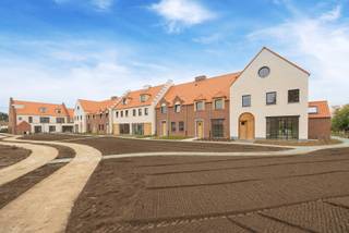 <p>Op een uitzonderlijk rustige locatie, pal aan de rand van het centrum en onder de beschermende schaduw van de iconische Sint-Michielskerk, verrijst dit exclusieve nieuwbouwproject. Het combineert hedendaagse architectuur met het comfort van energiezuinig wonen (EPC-label A) en de charme van een historische omgeving.<br /><br />Wat mag u verwachten?<br />Elke woning wordt gebouwd volgens de nieuwste kwaliteitsnormen en biedt onder meer:<br />Een ruime inkomhal met gastentoilet<br />Een lichtrijke leefruimte met zicht op én toegang tot de private tuin<br />Een volledig uitgeruste eetkeuken, zelf uit te kiezen bij FRAKO keukens<br />Aangrenzende wasplaats met directe toegang tot de ondergrondse parking en private berging<br />3 volwaardige slaapkamers op de eerste verdieping<br />Een modern afgewerkte badkamer met toilet<br />Een royale zolderverdieping, optioneel volledig af te werken<br />Een privatieve tuin met praktische tuinberging, bereikbaar via een achterliggende servitude<br /><br />Troeven van het project;<br />Energiezuinig wonen (EPC A)<br />Ondergrondse parkeerplaats en berging inbegrepen<br />Oplevering voorzien eind 2025<br />Rustige, autoluwe ligging met vlotte verbindingen richting Turnhout en Tilburg<br />Uitstekend bereikbaar met fiets, auto én openbaar vervoer<br /><br />Dit project is de perfecte combinatie van rust, comfort en bereikbaarheid — ideaal voor wie stijlvol, duurzaam en toekomstgericht wil wonen op een unieke historische plek.<br /><br />Slechts 3 woningen beschikbaar – wees er snel bij!<br /><br />Interesse? Neem vandaag nog contact op voor meer informatie of een bezoek ter plaatse.</p>