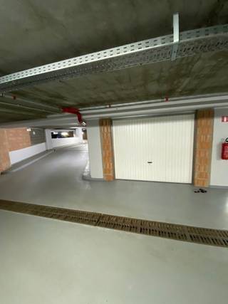 Deze garagebox bevindt zich ondergronds op -2; heeft een hoogte van 1,90 m - breedte aan de kant van de poort 3 m; diepte 5 m en breedte achteraan 5,15 m.<br /><br />Voor een bezoek kan u via onze website uw plaats reserveren tijdens een algemeen bezoek.<br />Voor meer informatie bezoek onze website www.hansvastgoed.com of neem contact op met info@hansvastgoed.com of +32 3 366 05 30
