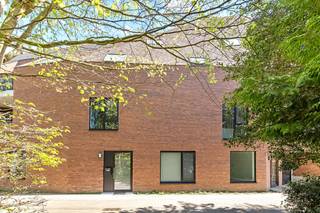 Appartement architectural moderne avec 3 CHAMBRES et BELLE TERRASSE. PRÊT À EMPLACER. TVA à 6 % possible !Hall d'entrée avec WC, grand séjour...