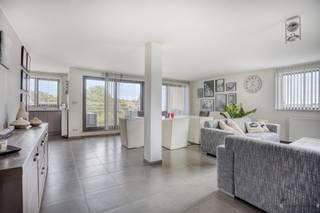 In het charmante Heppen (Leopoldsburg) vindt u dit instapklare duplex appartement. De ligging is ideaal: een rustige, groene omgeving met...