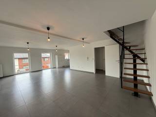 <p>Bent u op zoek naar een ruim en instapklaar appartement? Dan is dit verzorgde duplex appartement zeker een bezoek waard. <br /><br />Dankzij de praktische indeling en de royale leef oppervlakte biedt deze woning alle comfort voor een gezin of voor wie graag wat extra ruimte heeft.<br /><br />Het appartement beschikt over een ruime en lichtrijke leefruimte, drie volwaardige slaapkamers en een volledig ingerichte keuken met een keramische kookplaat, oven, vaatwasser en koelkast. <br />De badkamer is uitgerust met een douche/badcombinatie en daarnaast zijn er twee afzonderlijke gastentoiletten aanwezig, wat extra comfort biedt.<br /><br />Buiten geniet u van een ruim en zonnig terras van maar liefst 25 m², ideaal om te ontspannen.<br /><br />Verder is het appartement voorzien van centrale verwarming op aardgas en is alle verlichting reeds aanwezig. <br /><br />Dit ruime duplex appartement is onmiddellijk beschikbaar.<br /><br />Heb je interesse? Vraag uw bezoek aan via onze website https://www.immovl.be/te-huur/list en druk op de knop '<strong>IK WENS EEN BEZOEK</strong>'.</p>