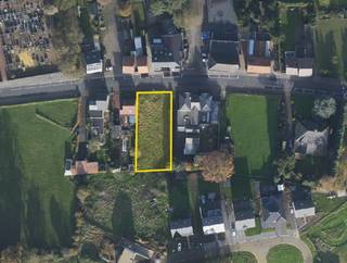 Bouwgrond voor open of halfopen met gesloten bebouwing met zuidgerichte tuin(en)op een perceel van 10a13ca. Deze bouwgrond heeft een straatbreedte...