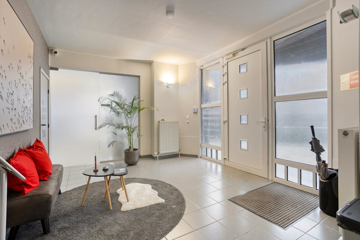 Instapklaar commercieel gelijkvloers op toplocatie in hartje Grimbergen - foto 3