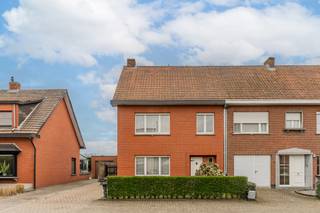 <strong>Te</strong> <strong>Koop: Charmante woning met potentieel nabij het centrum van Arendonk</strong><br />
<p>Op een uiterst gunstige locatie, vlak bij het centrum van Arendonk, staat deze charmante woning boordevol mogelijkheden. Met winkels, scholen en het dorpscentrum op korte afstand geniet je hier van een ideale combinatie van comfort, bereikbaarheid en aangenaam wonen.</p>
<p>De woning is deels gerenoveerd, waaronder de keuken, badkamer en één slaapkamer. Het overige gedeelte kan verder worden opgefrist, waardoor het pand bijzonder interessant is voor wie graag zijn eigen stempel drukt op de afwerking.</p>
<h3>Indeling</h3>
<p>We betreden de woning via de inkomhal, die toegang biedt tot de gezellige leefruimte. Deze bestaat uit een aparte zithoek en een eethoek.</p>
<p>Aansluitend komen we in de vernieuwde keuken, volledig uitgerust en voorzien van alle hedendaags comfort. Verder naar achter bevindt zich een een tussenruimte, die voor allerlei doeleinden kan gebruikt worden.</p>
<p>Aan deze tussenruimte grenst de moderne badkamer, uitgerust met een douche, lavabo en toilet. Vervolgens bereiken we een ruime, vernieuwde slaapkamer op het gelijkvloers — ideaal voor wie graag gelijkvloers leeft.</p>
<p>De woning beschikt daarnaast over een handige voorraadkelder.</p>
<p>Op de eerste verdieping bevinden zich nog drie volwaardige slaapkamers, wat deze woning bijzonder geschikt maakt voor gezinnen of wie extra kamers wenst voor logees, werkruimte of hobby’s.</p>
<h3>Garage</h3>
<p>Aan de zijkant van de woning bevindt zich een praktische garage, ideaal voor het veilig stallen van een wagen, fietsen of extra opslagruimte — een belangrijke meerwaarde op deze centrale ligging.</p>
<h3><strong>Troeven van deze woning</strong></h3>
<ul>
<li>Gunstige ligging nabij het centrum van Arendonk</li>
<li>Winkels, scholen en openbaar vervoer vlot bereikbaar</li>
<li>Deels gerenoveerd: keuken, badkamer en één slaapkamer vernieuwd</li>
<li>Vier slaapkamers in totaal</li>
<li>Extra multifunctionele tussenruimte en voorraadkelder</li>
<li>Garage aan de zijkant van de woning</li>
<li>Veel potentieel voor verdere afwerking naar eigen smaak</li>
</ul>
<p><strong>Kortom:</strong> deze woning biedt ruimte, potentieel en een fijne ligging. Een ideale kans voor wie op zoek is naar een warme woonst in een aantrekkelijke omgeving.</p>
<p></p>