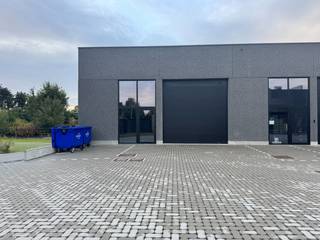 Deze bedrijfsunit ligt vlak aan de N16 en is beschikbaar. Deze goed geïsoleerd nieuwbouwunit is voorzien van een septische put van 2000 L...