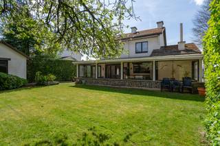 <p>Ontdek het potentieel van deze charmante open bebouwing in het hart van Meise!<br /><br />Welkom in één van de meest gegeerde wijken van Meise, waar deze te renoveren woning op jou wacht. Dankzij de stevige structuur vormt dit huis de ideale basis om je renovatieplannen zorgeloos waar te maken.<br /><br />Wat deze woning echt bijzonder maakt? De toplocatie: een rustige, groene buurt met volledige privacy, een ruime en goed onderhouden tuin én uitbreidingsmogelijkheden. Alles wat je nodig hebt, winkels, openbaar vervoer en belangrijke invalswegen, bevindt zich op korte afstand.<br /><br />Een korte rondleiding:<br />We komen aan via de brede oprit en stappen binnen in de inkomhal, het centrale knooppunt van de woning. Van daaruit lopen we door naar de lichtrijke woon- en eetkamer, waar de open haard meteen voor een gezellige sfeer zorgt.<br />De keuken, compact maar knus, leidt ons naar een indrukwekkende veranda: een gigantische, lichte ruimte met een prachtig uitzicht op de tuin. Hier kom je helemaal tot rust.<br />De inpandige garage biedt plaats voor je wagen en extra opbergruimte. Achterin de tuin vinden we een handige tuinberging voor al je materiaal.<br />Via de nachthal bereiken we drie ruime slaapkamers en een badkamer. Bovendien beschikt de woning over een zolder én een kleine kelder, extra ruimte verzekerd.<br /><br />Troeven op een rijtje:<br />- Gegeerde ligging in een rustige, groene buurt<br />- Stevige structuur, ideaal voor renovatie<br />- Riante veranda met schitterend uitzicht<br />- Mooie, goed onderhouden tuin met privacy<br />- Ruime kamers en veel opbergruimte<br />- Uitbreidingsmogelijkheden<br />- Dicht bij winkels, openbaar vervoer en uitvalswegen<br /><br />Grijp deze unieke kans en plan vandaag nog je bezoek!<br />Renovatieverplichting van toepassing – EPC F (778 kWh/m²jaar) – UC: 3578352</p>