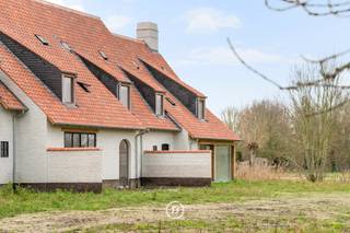 Nieuwbouw casco hoekwoning op een ruim perceel van 922 m², rustig gelegen in het landelijke polderdorp Lapscheure. Deze kwalitatieve woning wordt gerealiseerd naar een verfijnd ontwerp van architect Peter Bovijn – Watelle en combineert hedendaagse architectuur met ruimte en licht.<br /><br />Via de inkomhal met gastentoilet betreedt u de royale hoekwoonkamer waar leef-, eet- en keukenruimte naadloos in elkaar overvloeien. Dankzij de grote raampartijen geniet u van een maximale lichtinval en een mooi zicht op de tuin. Een gashaard is mogelijk en zorgt voor extra sfeer. Aansluitend bevindt zich een praktische berging met toegang tot de tuin én de inpandige garage.<br /><br />Op de eerste verdieping geeft de nachthal uit op drie volwaardige slaapkamers. Twee slaapkamers delen een connecterende badkamer, terwijl de masterslaapkamer beschikt over een eigen dressingruimte en een privatieve badkamer. Daarnaast is er op deze verdieping nog een apart toilet en een bijkomende berging voorzien.<br /><br />Het zolderverdiep omvat een technische ruimte en een aparte berging en biedt bijkomende mogelijkheden afhankelijk van uw woonbehoeften.<br /><br />Een unieke kans voor wie op zoek is naar een ruime, energiezuinige casco woning op een rustige en groene locatie, met alle comfort en afwerkingsmogelijkheden naar eigen smaak.