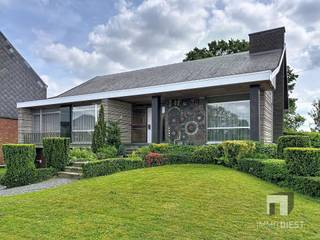 <p><span>Wonen tussen Diest en Scherpenheuvel, in een groene en vlot bereikbare omgeving? Dan zal deze stijlvolle woning uit 1967, die doorheen de jaren gunstige aanpassingen kreeg, u meteen weten te charmeren. </span></p><p><span>Met een bewoonbare oppervlakte van 171 m² op een knap perceel van 855 m² biedt deze eigendom alles wat een gezin nodig heeft om comfortabel en aangenaam te wonen. <br />De woning beschikt over 3 volwaardige slaapkamers en één badkamer, aangevuld met een doordachte indeling en een warme, uitnodigende uitstraling.</span></p><p><span>Binnen valt meteen de ruime, open leefruimte op. De grote raampartijen en de overvloedige lichtinval creëren een bijzonder aangename sfeer. </span></p><p><span>De woonkamer en eetkamer vormen samen een harmonieus geheel, ideaal voor gezinsmomenten of gezellige avonden met vrienden. <br />Dankzij de vele glaspartijen is er bovendien een mooie connectie met de tuin en het omliggende groen.</span></p><p><span>Extra troeven zijn:<br />- Gunstig EPC B-label van 159 kWh/m²<br />- Volledig onderkelderd: inpandige garage, veel extra bergruimte, wasplaats en CV-ruimte<br />- Laadpaal voorzien in de garage<br /> - Vaste trap naar de zolder<br />- Uitbreidingsmogelijkheid op zolder, perfect voor extra kamers, bureau of polyvalente ruimte<br />- Elektrische installatie conform gecertificeerd tot 16.08.2047<br />- Groenestroomcertificaten van € 350 met jaaropbrengst van circa € 1.750 tot 2030<br />- Warmtepompboiler voor het warme water<br />- De initiële verwarming is via luchtverwarming op stookolie maar door 8 warmtepompunits verspreid over de woning is het futureproof verwarmen én koelen.<br />- Voorste gedeelte van het dak is vernieuwd en afgewerkt met natuurleien</span></p><p><span>Buiten wacht een verzorgd perceel met beplanting en uitzicht op mature bomen. Deze tuin vormt de perfecte plek om te genieten van het buitenleven en te ontspannen.<br />Het achterliggend perceel van 20a 60ca in agrarisch hoort niet bij deze eigendom maar u geniet wel van het prachtige uitzicht. Op dit perceel zal nooit gebouwd worden.</span></p><p><span>Dit achterliggende stuk weiland behoort tot dezelfde eigenaar als de woning. <br />Indien gewenst kan dit agrarische perceel gelijktijdig met de villa worden aangekocht of eventueel in een latere fase.<br /><br /></span></p><p><span>Kortom, deze woning biedt een unieke combinatie van modern wooncomfort, groene rust, interessante energetische voorzieningen en een strategische ligging tussen Diest en Scherpenheuvel.<br />Een warme, stijlvolle thuis voor wie op zoek is naar ruimte, licht en kwaliteit.<br />Kom je deze woning graag zelf ontdekken of heb je nog vragen? Neem gerust contact op voor meer informatie of een bezoek ter plaatse.<br />Contacteer ons voor een bezoek op 013 31 25 22 of mail <span>info@immodiest.be</span></span><span><br />We helpen je met een glimlach verder op zoek naar jouw nieuwe thuis.<br />In afwachting van het bezoek kan u alvast de virtuele tour bekijken.</span></p><p><span> </span></p>
