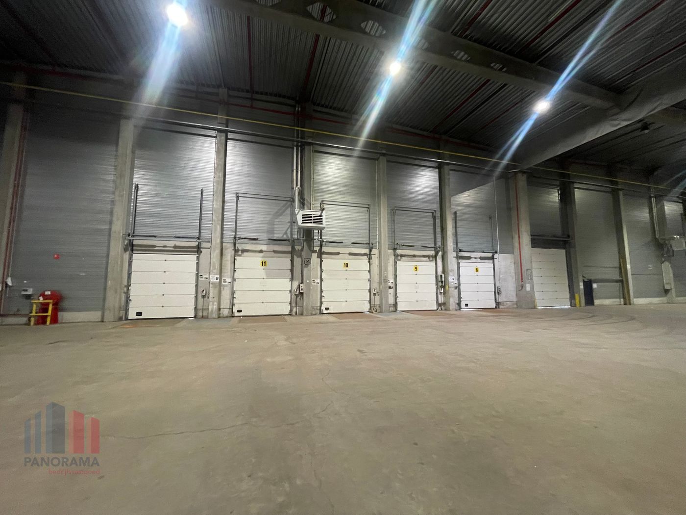 Logistiek magazijn met kantoor te huur in Oostende - photo 5