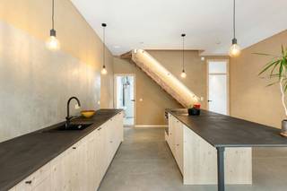 Volledig gerenoveerde woning, gelegen aan de Oostendse Steenweg, vlakbij de Scheepsdalelaan, Houtkaai en de Steenkaai, in het centrum van Sint-Pieters. De woning combineert modern wooncomfort met een hoogwaardige afwerking van natuurlijke materialen en blinkt uit in energetische duurzaamheid en energiezuinigheid. <br /><br />Indeling van het huis:<br /><br />Gelijkvloers:<br />- Uitnodigende inkomhal;<br />- Ruime technische berging met plaats voor fietsen;<br />- Apart gastentoilet;<br />- Royale geïnstalleerde keuken<br />- Gezellige woonkamer met zicht op de royale, zuidwestgerichte tuin. <br /><br />Eerste verdieping:<br />- Comfortabele badkamer, uitgerust met een ligbad en een inloopdouche;<br />- Royale slaapkamer aan de tuinzijde;<br />- Veelzijdige kamer ideaal als bureau of hobbyruimte. <br /><br />Tweede verdieping:<br />- Nachthal;<br />- Badkamer met inloopdouche;<br />- Tweede slaapkamer;<br />- Derde slaapkamer;<br />- Praktische stapelzolder die voor extra bergruimte zorgt. <br /><br />Extra voordeel: deze woning valt onder het stelsel van de verkooprechten, met mogelijkheid tot het verlaagde tarief van 2%, en wordt dus niet onder het btw-stelsel verkocht. <br />Om de hoogwaardige renovatie van deze woning te onderstrepen, krijgt u tijdens het plaatsbezoek inzage in het volledige postinterventiedossier. Dit uitgebreide dossier bevat meer dan 1.000 foto’s en alle gedetailleerde informatie over de uitgevoerde renovatiewerken.<br /><br />De eigendom wordt aangeboden via de Pre-sale formule. Op 26/09/2026 tussen 10:00 en 12:00 kan u het huis op afspraak komen bezichtigen en een bod uitbrengen. De vermelde prijs is een instelprijs. Voor meer info, gelieve contact op te nemen met de dossierverantwoordelijke.<br /><br />Bestuursmaatregelen in het maatregelenregister: in aanvraag