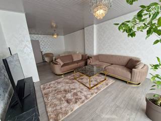 Instapklare halfopen bebouwing op 7a 21ca uit 1976 met drie slaapkamers, een aparte garage met tuinberging en een nog aan te leggen tuin, gericht naar het noordwesten.<br />Bewoonbare oppervlakte ca 150 m². Schrijnwerk werd vervangen in 2007. De woning beschikt over centrale verwarming op stookolie (aardgas in straat aanwezig), een nieuwe uitgeruste keuken en een badkamer in de achterbouw. Kleine veranda met toegang tot de tuin. Ruime oprit voor meerdere wagens. Gelegen langs de verbindingsbaan tussen Keerbergen en Schriek. Goede bereikbaarheid met privaat vervoer. Winkels, scholen, crèches, woonzorgcentra en grootwarenhuizen zijn allen gelegen binnen een straal van 3 km. EPC: 390 - label D.<br /><br />INDELING: zie plannen bij download rechts<br />GV: inkomhal met trap naar verdiep, toegang naar keuken en woonkamer, woonkamer, keuken met toegang naar was/stookplaats, was/stookplaats met brander en aansluiting wasmachine/droogkast, toegang tot een ruime berging, de badkamer met bad met douchescherm, lavabo en toilet en de veranda met toegang naar terras en tuin.<br />V1: overloop, naaikamer met luik naar zolder, slaapkamer 1 (16,7 m²), slaapkamer 2 (16,5 m²), slaapkamer 3 (10,5 m²)<br />V2: bergzolder onder dak<br />Apart: garage (26 m²) met elektrische poort en tuinberging (12 m²), verhardingen in betontegels en betonklinkers.<br /><br />AFWERKING:<br />Vloeren: keramische tegels, vinyl, beton, vast tapijt<br />Schrijnwerk: Draai- en kiepramen in Alu met HR-dubbel glas / rolluiken met horren, zonnestores in veranda<br />Muren: behangen, metselwerk<br />Plafonds: geschilderd pleisterwerk, houten planchetten<br /><br />STEDENBOUWKUNDIGE INFORMATIE:<br />Vergunning: JA<br />Gelegen in een nog niet vervallen verkaveling<br />Geen gerechtelijke maatregelen opgelegd<br />Geen voorkooprecht<br />Gelegen in woongebied met landelijk karakter<br />Niet gelegen in een effectief of mogelijks overstromingsgevoelig gebied.<br />Watertoets: P- en G-score: A