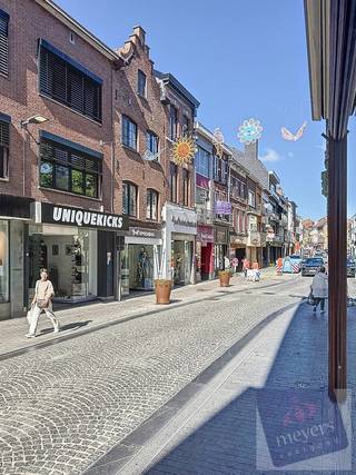 In de Stapelstraat, één van de belangrijkste invalswegen naar het centrum van Sint-Truiden, vinden we dit veelzijdige pand met een ideale mix...