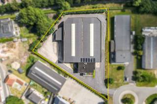 Deze uitstekend onderhouden bedrijfssite op een perceel van 4.183 m² combineert een ruime en instapklare bedrijfswoning met een kwalitatieve loods van ongeveer 1.530 m², ideaal voor ondernemers die wonen en werken op één locatie wensen te combineren. Gelegen in de ambachtelijke zone van Eernegem geniet het geheel van een vlotte bereikbaarheid en een professionele uitstraling.<br /><br />De bedrijfswoning, gebouwd in 2006, biedt een doordachte indeling met een representatief onthaal, twee bureauruimtes, een volledig uitgeruste keuken, een lichtrijke leefruimte, vier volwaardige slaapkamers, een dressing, een luxueuze badkamer met hoekbad en inloopdouche, een Zweedse sauna en een ruim zonneterras. Dankzij de centrale verwarming op aardgas, meerdere airco's, elektrische rolluiken, beveiligingsvoorzieningen en een dubbele inpandige garage geniet u hier van een hoog wooncomfort.<br /><br />De loods beschikt over een gepolierde betonvloer, een vrije hoogte van maar liefst 7,42 meter, twee elektrische sectionale poorten, vijf afzonderlijke toegangsdeuren, een sanitaire ruimte en een volledig uitgeruste laad- en loszone met twee dockingsystemen en een overdekte laadkaai. Hierdoor is het gebouw perfect geschikt voor opslag, productie, logistiek of andere ambachtelijke activiteiten.<br /><br />Verder is het pand uitgerust met 24 zonnepanelen en een thuisbatterij (één thuisbatterij blijft behouden), twee regenwaterputten van elk 10.000 liter, stadswater en kwalitatieve aluminium ramen. De combinatie van een ruime woning, professionele bedrijfsinfrastructuur en een uitstekende ligging maakt dit een unieke opportuniteit voor zelfstandigen en bedrijven die op zoek zijn naar een toekomstgerichte vestigingsplaats.<br /><br />Naast een klassieke aankoop is er ook de mogelijkheid om aan te kopen met een overdracht van aandelen.<br /><br />Interesse? Contacteer ons en ontdek de mogelijkheden.