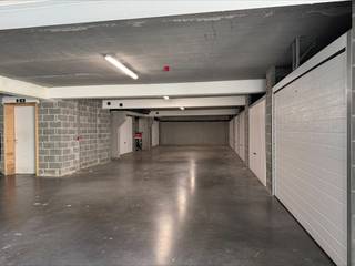 <strong>Vlot bereikbare</strong> <strong>ondergrondse staanplaats</strong> in <strong>Residentie Blanckaert te Harelbeke</strong>. De staanplaats bevindt zich in een ondergrondse parkeergarage en is bereikbaar via een <strong>elektrische toegangspoort. </strong><br />Op zoek naar een <strong>veilige parkeeroplossing op een gunstige locatie</strong>?<br />Vraagprijs: € 17.500 te vermeerderen met 21% btw -> <u><strong>€ 21.175</strong></u><br /><br />Interesse? Contacteer<br />Yorben op +32 468 188 061 of <u><strong>yorben@dekeyser.immo</strong></u><br />Matthis op +32 477 804 350 of <u><strong>matthis@dekeyser.immo</strong></u>