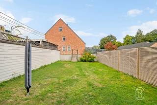 In Mont-de-l’Enclus, op een rustige en aangename locatie vlak bij het Kluisbos, bevindt zich deze recente woning uit 2018. De woning combineert hedendaags wooncomfort met een praktische indeling, een aangename tuin met terras en een aparte garage.Op het gelijkvloers vindt u een inkomhal, een lichtrijke woonkamer met open, geïnstalleerde keuken en een praktische berging.De eerste verdieping omvat een nachthal, drie slaapkamers en een badkamer. De zolder ruime biedt extra opbergruimte.Buiten geniet u van een tuin met terras, ideaal om in alle rust te ontspannen. De aparte garage vormt een bijkomende troef.Dankzij het gunstige PEB-label B beschikt de woning over een goede energieprestatie.De ligging is bijzonder aantrekkelijk: rustig en groen, op een boogscheut van het Kluisbos, met een vlotte verbinding naar Avelgem, Ronse, Doornik en de omliggende gemeenten.Een recente gezinswoning op een uitstekende locatie, ideaal voor wie rust, natuur en bereikbaarheid wil combineren!Meer info: wim@immobeguin.beTe koop via Immo Beguin, uw vastgoedexpert sinds 2009, met kantoren in Ronse, Deinze, Waregem, Kortrijk, Nieuwpoort, Doornik en Lessen en Moeskroen.