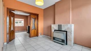 Immo3000 heeft een woning te koop op een zeer goed bereikbare locatie, op de grens tussen Kessel-Lo en Linden.<br /><br />Deze gezinswoning uit 1930 heeft een bewoonbare oppervlakte van 133 m². Het perceel van 378 m² omvat een aangename tuin, een verborgen oase waar u in alle rust kunt genieten van het buitenleven. Of het nu gaat om ontspannen op een zonnige dag of het organiseren van gezellige bijeenkomsten, deze tuin biedt tal van mogelijkheden.<br /><br />Op de benedenverdieping vinden we een leefruimte met open keuken en een recente gerenoveerde badkamer met zicht op de tuin.<br />Daarnaast beschikt de woning over twee ruime slaapkamers, ideaal voor gezinnen of als werk- of hobbyruimte.<br /><br />Dankzij de ligging bent u niet ver van natuur en rust, terwijl u toch vlot toegang heeft tot alle nodige voorzieningen in de omgeving, ideaal voor wie op zoek is naar een nieuwe thuis met veel potentieel!<br /><br />Wordt dit je nieuwe thuis? Bel 016/603000 voor een afspraak.
