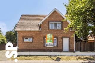 Te renoveren woning op royaal perceel van 1.077m² op toplocatie. <br /><br />Indeling:<br />Bij het betreden van de woning komt u binnen in de inkomhal met aansluitend een bureauruimte/ leefruimte. Vanuit de hal heeft u ook toegang tot de kelder, handig voor extra bergruimte. Verder bevindt u zich in de leefruimte die een aangenaam zicht op de tuin vormt. Aansluitend vindt u de badkamer, een apart gastentoilet en de keuken.<br /><br />Op de eerste verdieping bevinden zich maar liefst vijf slaapkamers, ideaal voor grote gezinnen of wie extra ruimte zoekt voor hobby’s of een tweede bureau.<br /><br />De woning beschikt over een loyale tuin met een tal van opties. In de nabijheid vindt u tal van drank- en eetgelegenheden, winkels, scholen, haltes van het openbaar vervoer en een vlotte verbinding met de E313.<br /><br />Verder beschikt de woonst over een EPC-score van 966 kWh/m² (energielabel F).<br /><br />Voor meer informatie of een bezoek ter plaatse, kan u contact opnemen met IMMO SP via 014/591020 of mailen naar Jill@immosp.be.<br />Benieuwd naar de waarde van uw eigen woning? Vraag vrijblijvend een gratis verkoopanalyse aan – wij helpen u graag verder!