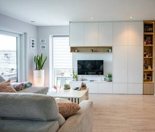 Op zoek naar een instapklare, moderne woning waar comfort en rust centraal staan? Deze woning met 3 volwaardige slaapkamers biedt àlles wat u nodig heeft voor zorgeloos wonen. Een absolute buitenkans!<br /><br />Een doordachte inrichting en kwalitatieve voorzieningen zorgen binnen voor een uitzonderlijk wooncomfort: vloerverwarming, zonnepanelen, rolluiken, screens, domotica, inbouwkasten en inbouwdressing, airco, ventilatie D, ruime berging naast keuken, polyvalente ruimte, ...<br /><br />Buiten wacht een prachtige westgerichte tuin met verzicht. Ideaal om te genieten van zonnige dagen, zonsondergangen en lange zomeravonden.<br />Het ruime terras, de stijlvolle terrasoverkapping, het praktische tuinhuis en robotmaaier maken het luxueuze buitenleven compleet.<br /><br />Troeven:<br />+ Zonnepanelen<br />+ Warmtepomp<br />+ Vloerverwarming<br />+ EPC A+ (E19)<br />+ Instapklaar en perfect onderhouden<br />+ Ruime oprit (4 auto's)<br />+ Master bedroom met dressing (Camber)<br />+ Ventilatie D<br />+ Airco in leefruimte en alle slaapkamers<br />+ Domotica (NHC)<br />+ Westgerichte tuin en terras met veel privacy<br />+ Tuinhuis met veel bergruimte<br />+ Hyperuitgeruste terrasoverkapping (Renson)<br />+ Screens, rolluiken en vliegenramen<br />+ Regenwaterput 7.500l<br />+ Elektriciteit conform<br />+ Vrij bij akte<br /><br />Een woning waar werkelijk aan alles is gedacht.<br />Hier geniet u vanaf dag één van ruimte, privacy, comfort en een zorgeloze toekomst. Maak snel een afspraak en ontdek waarom deze woning de ideale plek is om thuis te komen. Mis deze kans niet!<br /><br />Afspraak via Dewaele.com of 0472/18.38.39<br /><br />De algemene voorwaarden van Dewaele DIY kunt u steeds raadplegen via dewaele.com.<br /><br />Bestuursmaatregelen in het maatregelenregister: in aanvraag
