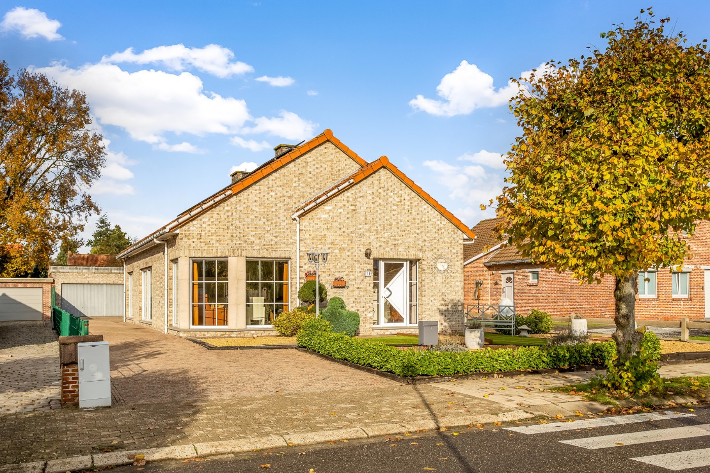 Vrijstaande woning met 4 à 5 slpk., dubbele garage en tuin - foto 1