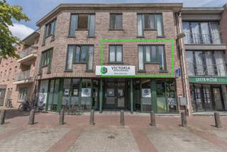 <h3><span>Instapklaar appartement aan het gezelligste plein van Maria-ter-Heide</span></h3><p><span>Op zoek naar een gezellig en instapklaar appartement op een toplocatie? Dan is dit charmante appartement, gelegen aan het gezelligste plein van Maria-ter-Heide, precies wat u zoekt!</span></p><p><span>Het appartement beschikt over een aangename woonkamer met veel lichtinval en open keuken. Aansluitend bevindt zich een praktische berging met aansluiting voor een wasmachine en droogkast.</span></p><p><span>Verder omvat het appartement een nette badkamer, praktische berging en twee slaapkamers van respectievelijk. Ideaal voor starters, koppels, kleine gezinnen of als investering.</span></p><p><span>De ligging is zonder twijfel een van de grootste troeven. Gelegen in het bruisende centrum van Maria-ter-Heide, aan een sfeervol plein waar buren elkaar nog kennen en groeten, geniet u hier van een warme en aangename woonomgeving. </span></p><p><span>Winkels, horeca, openbaar vervoer en andere voorzieningen bevinden zich op wandelafstand.</span></p><p><span>Troeven op een rij:</span></p><ul><li><span>Instapklaar appartement </span></li><li><span>Gelegen aan het gezelligste plein van Maria-ter-Heide </span></li><li><span>Open keuken</span></li><li><span>Praktische berging met wasplaats </span></li><li><span>Twee slaapkamers </span></li><li><span>Aangename en gemoedelijke buurt met fijne buren </span></li><li><span>Centrale ligging nabij alle voorzieningen </span></li><li><span>Ideaal voor eigen bewoning of als investering </span></li></ul><p><span> </span></p><p><span>Een appartement waar comfortabel wonen en een gezellige buurt perfect samenkomen. Maak snel een afspraak en ontdek dit appartement.</span></p>