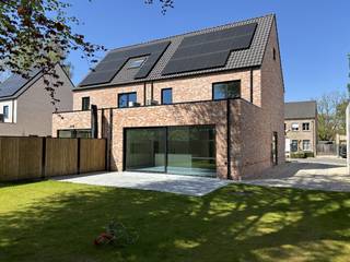 In een gezellige, verkeersarme straat vlak bij het centrum van Schilde vind je deze stijlvolle halfopen woning die het beste van twee...
