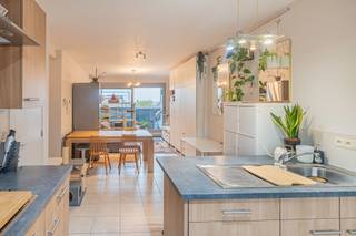 Dit recent appartement omvat 2 slaapkamers aan de achterkant van het gebouw, badkamer voorzien van alle comfort, een apart toilet, leefruimte met aansluitend een ingerichte open keuken, bergruimte met aansluiting voor wasmachine en droogkast en terras aan de voorzijde. <br /><br />Door de centrale ligging zijn invalswegen scholen winkels en openbaar vervoer vlakbij! <br />Provisie gemeenschappelijke kosten: € 50/maand<br />Beschikbaar vanaf: 1 januari 2026!