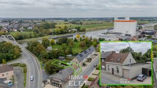 Grondig gerenoveerde ruime woning (enkel de gevel is nog zichtbaar) met extra ruimte voor allerhande activiteiten. Grote garage van 52 m² met...