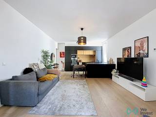 Info: bruxelles.ouest@weinvest.be of 02 315 77 22 – Karaktervol appartement met 3 slaapkamers, hoge plafonds en een flexibele indeling<br /><br />Gelegen op de eerste verdieping van een elegant gebouw uit het begin van de 20e eeuw, in een kleine mede-eigendom zonder lift, zal dit gerenoveerde appartement u zeker aanspreken dankzij zijn karakter, ruime vertrekken en bijzonder interessante indeling.<br /><br />Het appartement verkeert in goede algemene staat en beschikt over aangename leefruimtes en drie comfortabele slaapkamers :<br /><br />een slaapkamer van ca. 16 m²;<br />een slaapkamer van ca. 13 m²;<br />een derde kamer van ca. 9 m², die kan worden ingericht als slaapkamer of bureau.<br /><br />Een ideale indeling voor verschillende projecten : <br /><br />De bijzondere troef van deze woning is de indeling van de derde slaapkamer : deze is onafhankelijk toegankelijk vanaf de overloop, terwijl de twee andere slaapkamers en de leefruimtes samen het hoofdappartement vormen.<br /><br />Deze configuratie biedt veel flexibiliteit en een reëel potentieel voor optimalisatie.<br /><br />De woning is bijzonder interessant voor een investeerder die het huurrendement wil optimaliseren, met de mogelijkheid om de onafhankelijke ruimte afzonderlijk te verhuren, bijvoorbeeld aan een student of jongvolwassene, terwijl het hoofdappartement met twee slaapkamers behouden blijft.<br /><br />Ook voor een gezin biedt deze indeling interessante mogelijkheden: de afzonderlijke kamer kan bijvoorbeeld worden ingericht als een privéruimte voor een tiener, waardoor deze over meer zelfstandigheid beschikt.<br /><br />Daarnaast vormt deze configuratie een uitstekende oplossing voor wie van thuis uit werkt. De derde kamer kan worden ingericht als een afzonderlijk thuiskantoor of professionele werkruimte, waardoor privé- en beroepsleven duidelijk van elkaar kunnen worden gescheiden.<br /><br />Een zeldzame en veelzijdige indeling die de woning geschikt maakt voor zowel een residentieel project als een investeringsstrategie.<br /><br />Het appartement beschikt bovendien over dubbele beglazing, een individuele gascondensatieketel en een privatieve kelder, die extra bergruimte biedt.<br /><br />Een karaktervolle, gerenoveerde en functionele woning die de charme van een oudere woning combineert met mooie volumes en een flexibele indeling met tal van mogelijkheden, zowel voor eigen bewoning als voor een verhuurinvestering.<br /><br />Een bezoek is zeker aangewezen om het volledige potentieel en de unieke indeling van deze woning te ontdekken. EPC > D – CO₂: 60 kg/(m².jaar) – 302 kWhEP/(m².jaar)