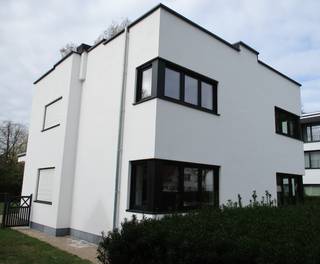 - Nabij winkels, scholen en openbaar vervoer- Ruime lichte woonkamer op parketvloer- Nieuwe mooie open keuken met Siemens toestellen- Inkom en...