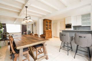 <p>Située au cœur de Saint-Nicolas, cette maison économe en énergie offre une opportunité d'investissement optimale. Le propriétaire actuel continuera à louer le bien à vie, ce qui garantit un revenu locatif stable et durable.</p><p>La maison vous accueille avec un hall d'entrée et un espace de vie lumineux. Celui-ci s'ouvre harmonieusement sur la cuisine et une véranda, qui relie naturellement l'intérieur et l'extérieur. Le jardin verdoyant et spacieux constitue un havre de paix propice à la détente. Le rez-de-chaussée abrite également un garage pratique.</p><p>Au premier étage, on trouve 3 chambres à coucher à part entière, avec la possibilité d’aménager 2 chambres supplémentaires. La maison bénéficie ainsi d’un agencement flexible et adapté à l’investissement. Une salle de bains avec douche, baignoire, lavabo encastré et WC est également prévue.</p><p>Sur le plan pratique, ce bien marque également des points. La maison est économe en énergie, dispose d’une installation électrique conforme et offre suffisamment d’espace. Son agencement bien pensé en fait un investissement intéressant à long terme.</p><p>Grâce à sa situation centrale, les commerces, les écoles et les axes routiers principaux sont facilement accessibles.</p><p>Chez Woonhoek Vastgoed, nous croyons en un accompagnement attentif et avisé. Ce logement est un exemple d’investissement judicieux grâce à son efficacité énergétique, son emplacement idéal et son jardin apaisant. Nous serons ravis de vous aider à découvrir ce que cet investissement peut signifier pour votre avenir.</p><p>Prenez rendez-vous en ligne, par téléphone au 09 310 77 07 ou par e-mail à l'adresse info@woonhoekvastgoed.be</p>