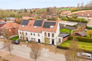 Gelegen in een uiterst rustige en serene omgeving nabij de Sint-Mattheuskerk Gijzelbrechtegem, vinden we deze instapklare woning. Hier woont u in...