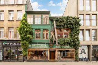 Uniek royaal handelshuis in centrum Antwerpen Deze prachtige galerijwoning bevindt zich op een absolute toplocatie. Door de centrale ligging geniet...