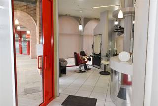 GOED GELEGEN HANDELSPAND - DIVERSE DOELEINDEN. Nu ingericht als kapsalon. Ingerichte handelsruimte. naastgelegen bureel. Apart toilet. Grote...