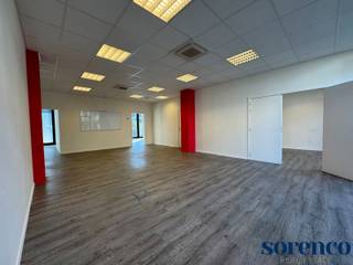 Antwerpen Centrum – Gelijkvloerse kantoorruimte van ca. 137m² met ruim privatief terrasDeze instapklare kantoorruimte bevindt zich op het...