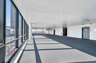 Exclusieve kantoorruimte van <strong>368 m²</strong> te huur, met een luxueuze uitstraling en een absolute toplocatie, letterlijk<strong> vlak aan de E40</strong>  op wandelafstand van de tramhalte met verbindingen richting het <strong>station Gent-Sint-Pieters</strong>.<br /><br />Dit instapklare kantoor is gelegen op de <strong>eerste verdieping </strong>van een modern en stijlvol gebouw en biedt een indrukwekkende combinatie van <strong>comfort, technologie en design</strong>. Bij binnenkomst word je meteen verwelkomd door een ruime en uiterst impressionante inkomhal. Daarnaast beschikt het gebouw over een <strong>Bringme box-systeem</strong>, ideaal voor het eenvoudig ontvangen van pakketten en een prachtig aangelegde <strong>daktuin en dakterras</strong>.<br />Verder zijn er uitstekende faciliteiten aanwezig, zoals douches en een droogruimte. Met een <strong>ruime parkeerratio</strong>, inclusief laadpunten voor elektrische voertuigen, is deze kantoorruimte perfect afgestemd op de noden van moderne bedrijven. <br /><br />De ruimte is <strong>onmiddellijk beschikbaar</strong>. Voor meer informatie of om een vrijblijvend plaatsbezoek te regelen,<br />kun je contact opnemen met <strong>PANORAMA B2B GENT KANTOREN </strong>via <strong>09 225 09 02</strong>.