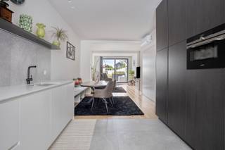 Prachtig gerenoveerde en instapklare woning met 2 slaapkamers te Lier.<br /><br />Gelegen op een toplocatie in Lier, met scholen, station, winkels en openbaar vervoer binnen handbereik.<br /><br />Dit pand werd recent volledig en hoogwaardig gerenoveerd, met oog voor detail en het gebruik van duurzame materialen. <br /><br />Bij het binnenkomen valt meteen de uitzonderlijke afwerking op. De leefruimte met aanpalende eetplaats ademt luxe dankzij de functionele maatkasten met geïntegreerde wasplaats, die zorgen voor een strakke look. Grote raampartijen zorgen dan weer voor de nodige natuurlijke lichtinval. De moderne keuken is voorzien van alle hedendaagse comfort. Verder hebben we nog een apart toilet met toegang tot de kelder. <br /><br />Op het 1ste verdiep vinden we de master bedroom uitgerust met inbouwkasten en airco, badkamer met ligbad/douchecombinatie en toilet alsook een volledig ingerichte dressingkamer. <br /><br />De 2e slaapkamer vinden we op de 2e verdieping, deze actueel ingericht werd als bureau. <br /><br />Extra troeven: dankzij de airco geniet je hier het hele jaar door van een perfect binnenklimaat, EPC label B, vliegenramen, 6 zonnepanelen, onderhoudsvriendelijke tuin met gezellig loungeterras, verwarmde zonnetent etc... <br /><br />Voldoende openbare parkeergelegenheid alsook mogelijkheid tot huren van een garage. <br /><br />Plan snel je bezoek!
