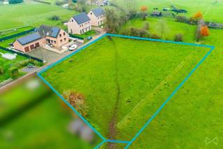 Situé dans le charmant village d'Ambresin (entité de Wasseiges), ce terrain d’environ 33 ares bénéficie d'une localisation idéale au cœur du « triangle autoroutier » formé par la E411, la E42 et la E40, garantissant un accès rapide vers Liège, Namur et Bruxelles.<br />Dans un environnement calme et verdoyant, cette parcelle propose une largeur de 54 mètres et une profondeur d’environ 46 mètres, offrant une belle surface de construction. Le terrain, à relief plat, permet de nombreux projets, notamment une construction contemporaine sur pilotis afin d’exploiter pleinement son cadre champêtre.<br />Équipements disponibles à rue, terrain libre de constructeur, cadre paisible et sans lotissement.<br />Une belle opportunité à découvrir ! <br />Vente sous réserve d'acceptation du propriétaire. <br /><br />Pour recevoir d’autres opportunités en exclusivité, nous vous invitons à nous contacter directement. Nous sommes disponibles pour vous accompagner dans votre recherche d’achat ou d’investissement ainsi que dans votre projet de vente. *** Évaluation gratuite et sans engagement ***
